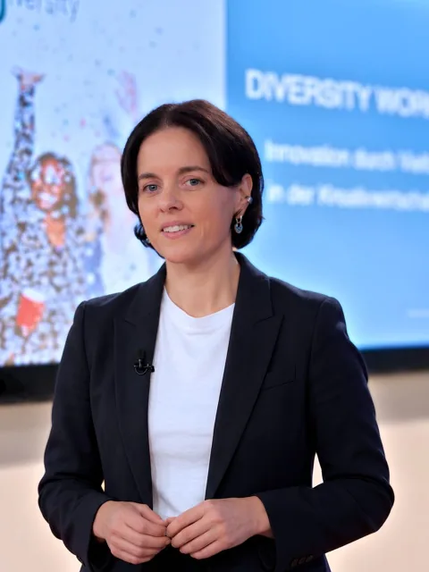 Jessica Isselbächer bei einem Vortrag